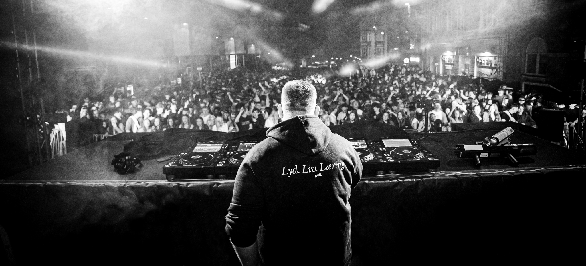 DJ Anders Dinesen spiller for publikum ved Gadefesten 2026